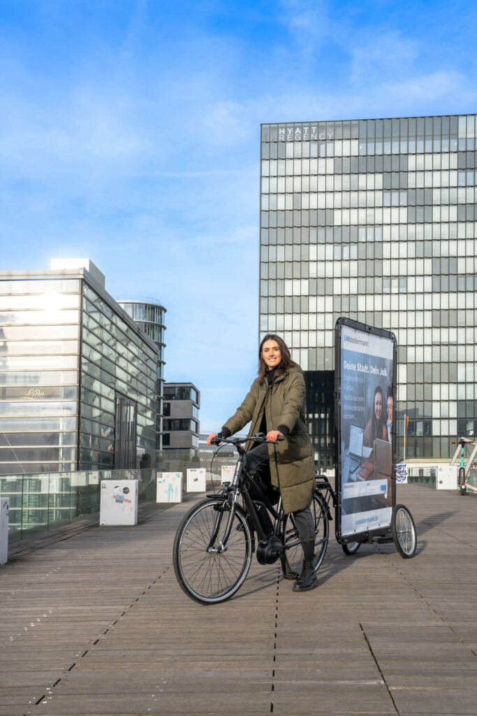 Fahrradwerbung in Düsseldorf mitten im Medienhafen