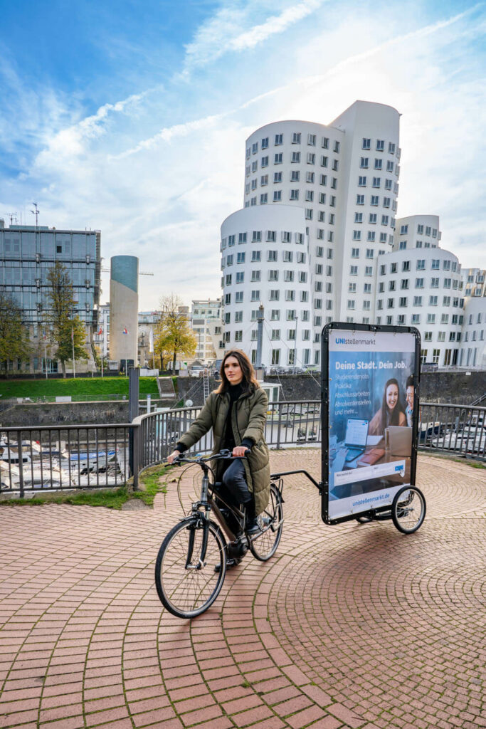 Fahrradwerbung in Düsseldorf an den Gehry-Gebäuden