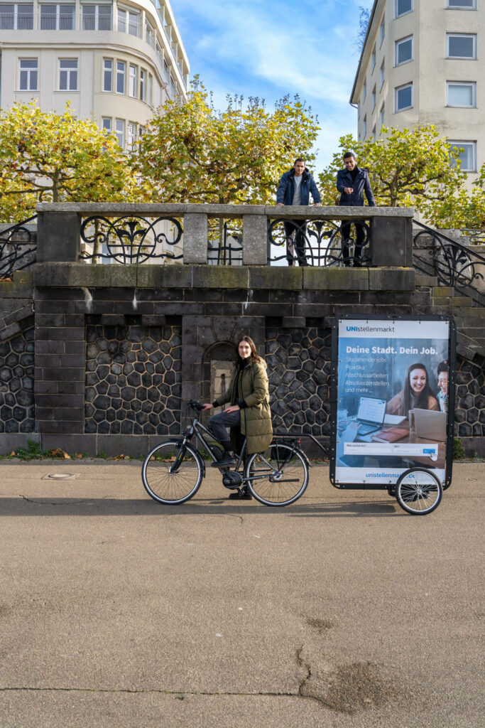 Fahrradwerbung an der Düsseldorfer Rheinpromenade