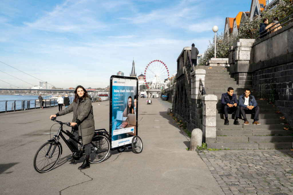 Fahrradwerbung an der Rheinpromenade in der Nähe der Altstadt in Düsseldorf