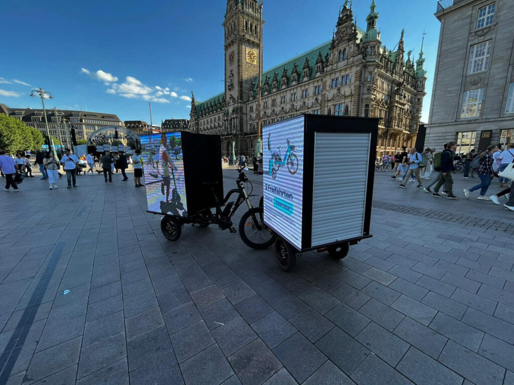 Fahrradwerbung in Hamburg am Rathaus