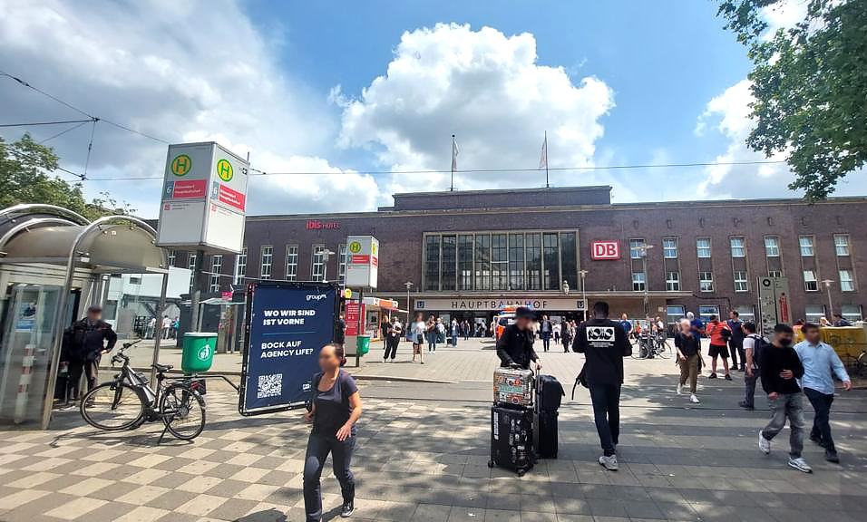 Fahrradwerbung in Düsseldorf vor dem Hauptbahnhof