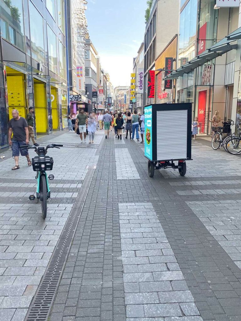Fahrradwerbung in Köln in der Schildergasse