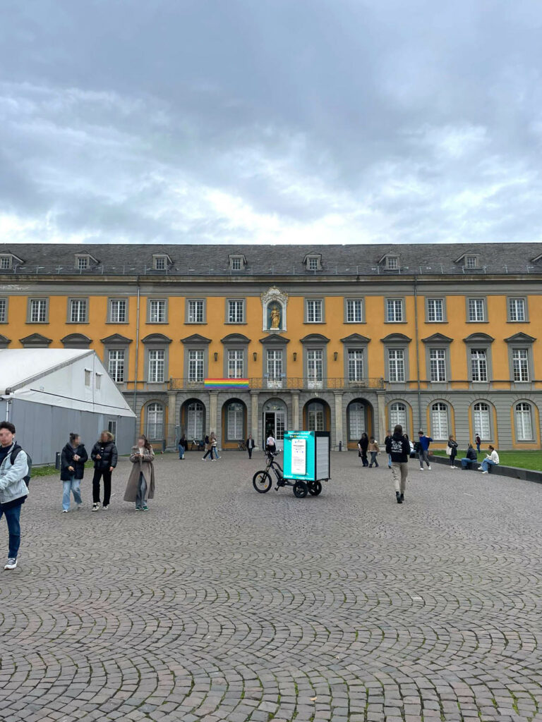 Fahrradwerbung in Bonn mitten auf dem Campus