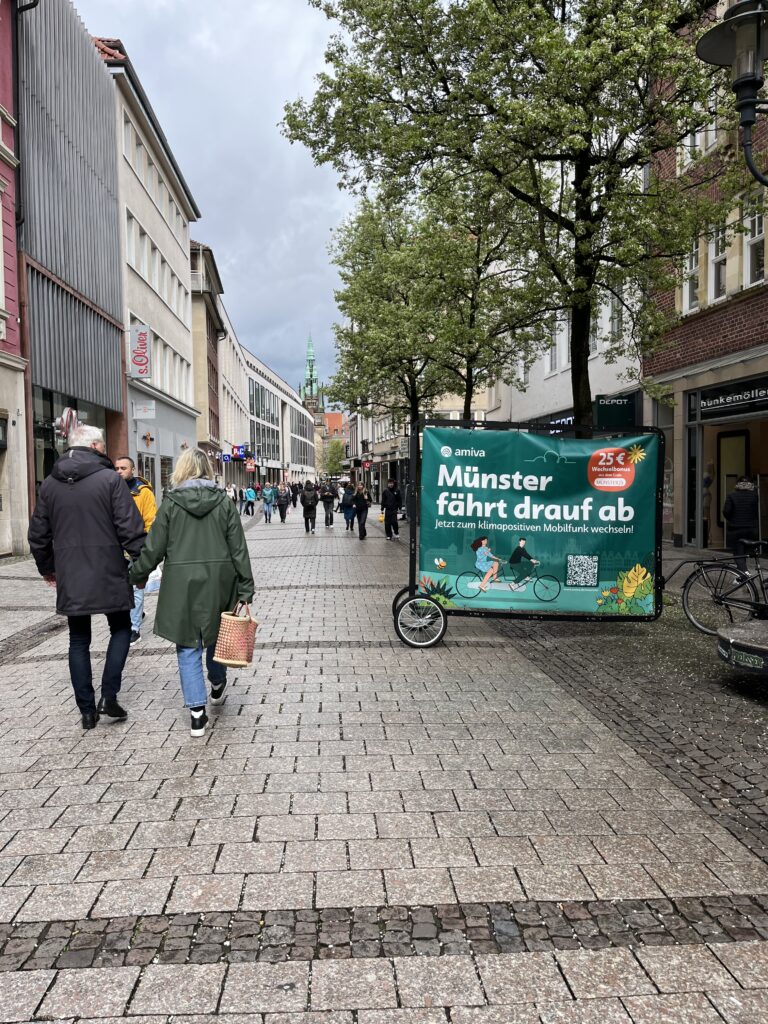 Fahrradwerbung in Münster wirkt mitten in der Innenstadt 