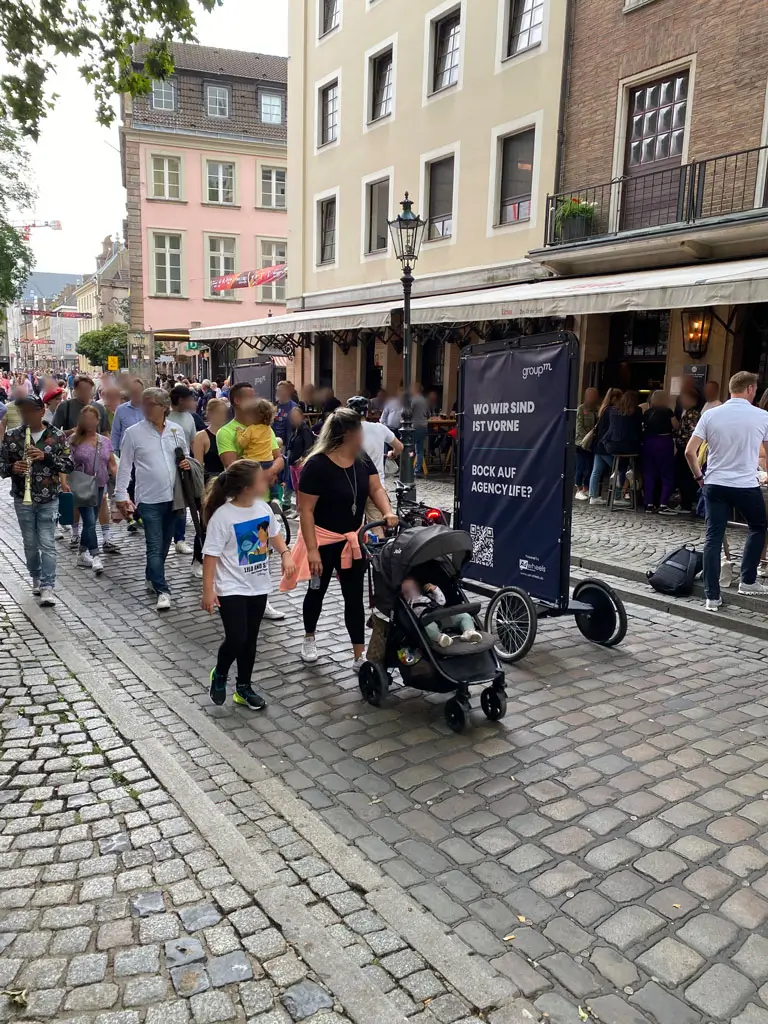 Fahrradwerbung in Düsseldorf in der Einkaufsstraße