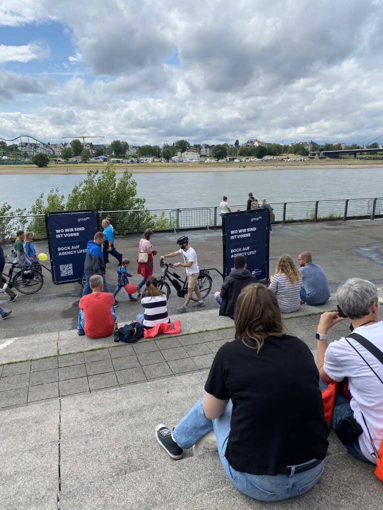 Fahrradwerbung in Düsseldorf an der Promenade mit Blick auf den Rhein