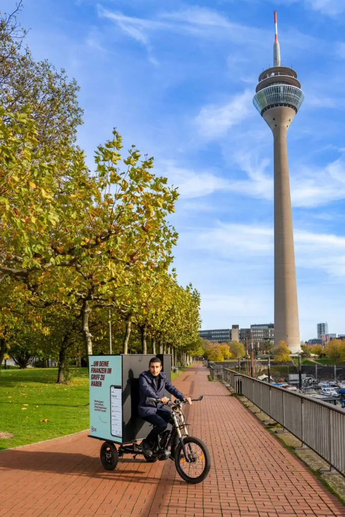 Fahrradwerbung in Düsseldorf startet im Idealfall am Rheinturm