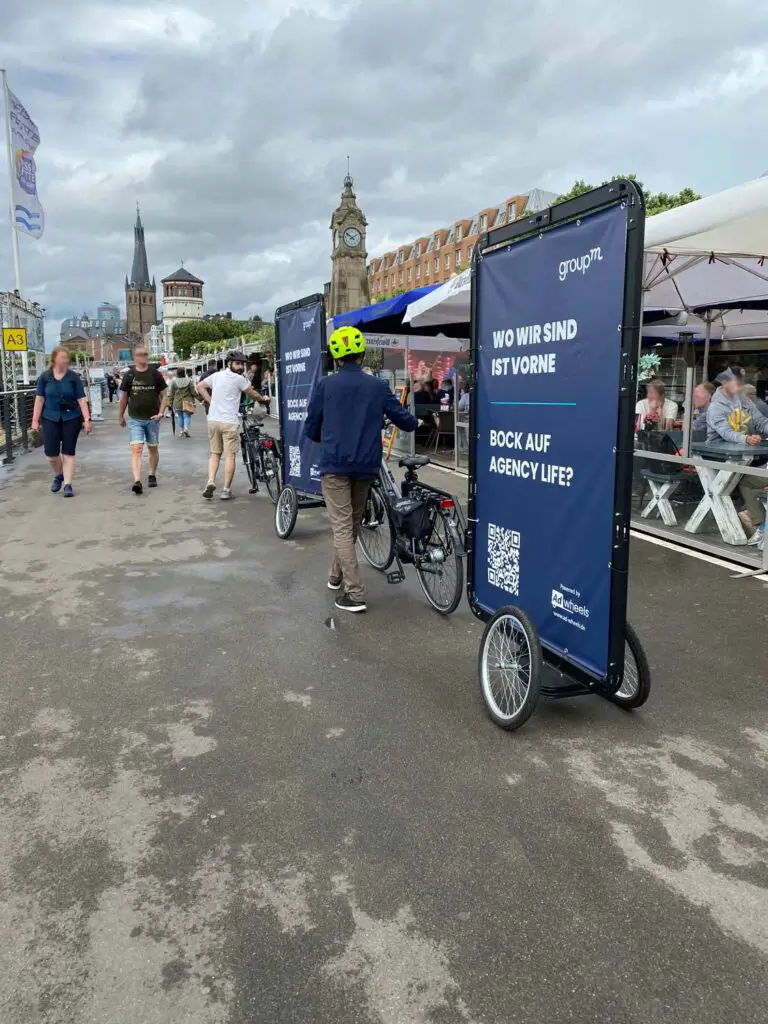 Fahrradwerbung in Düsseldorf macht auch angeschoben eine gute Figur