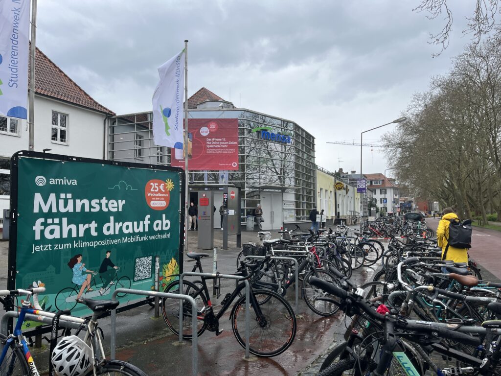 Fahrradwerbung mit großer OOH Werbefläche